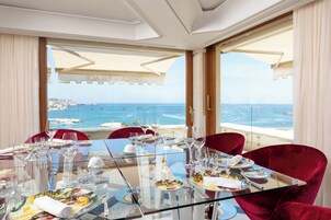 2 restaurants, breakfast, lunch served; local and international cuisine