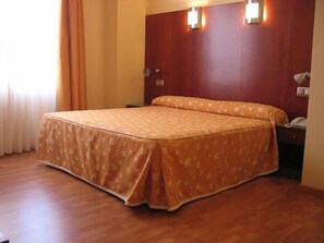 Double or Twin Room | In-room safe, desk, soundproofing, free cribs/infant beds - Hotel Doña Urraca (Zamora)