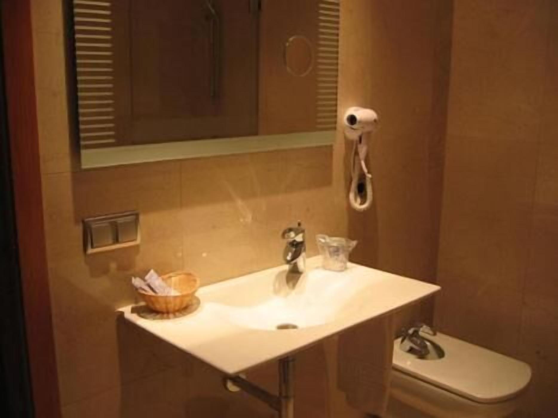 bathtub, free toiletries, hair dryer, towels