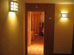 In-room safe, desk, soundproofing, free cribs/infant beds - Hotel Doña Urraca (Zamora)