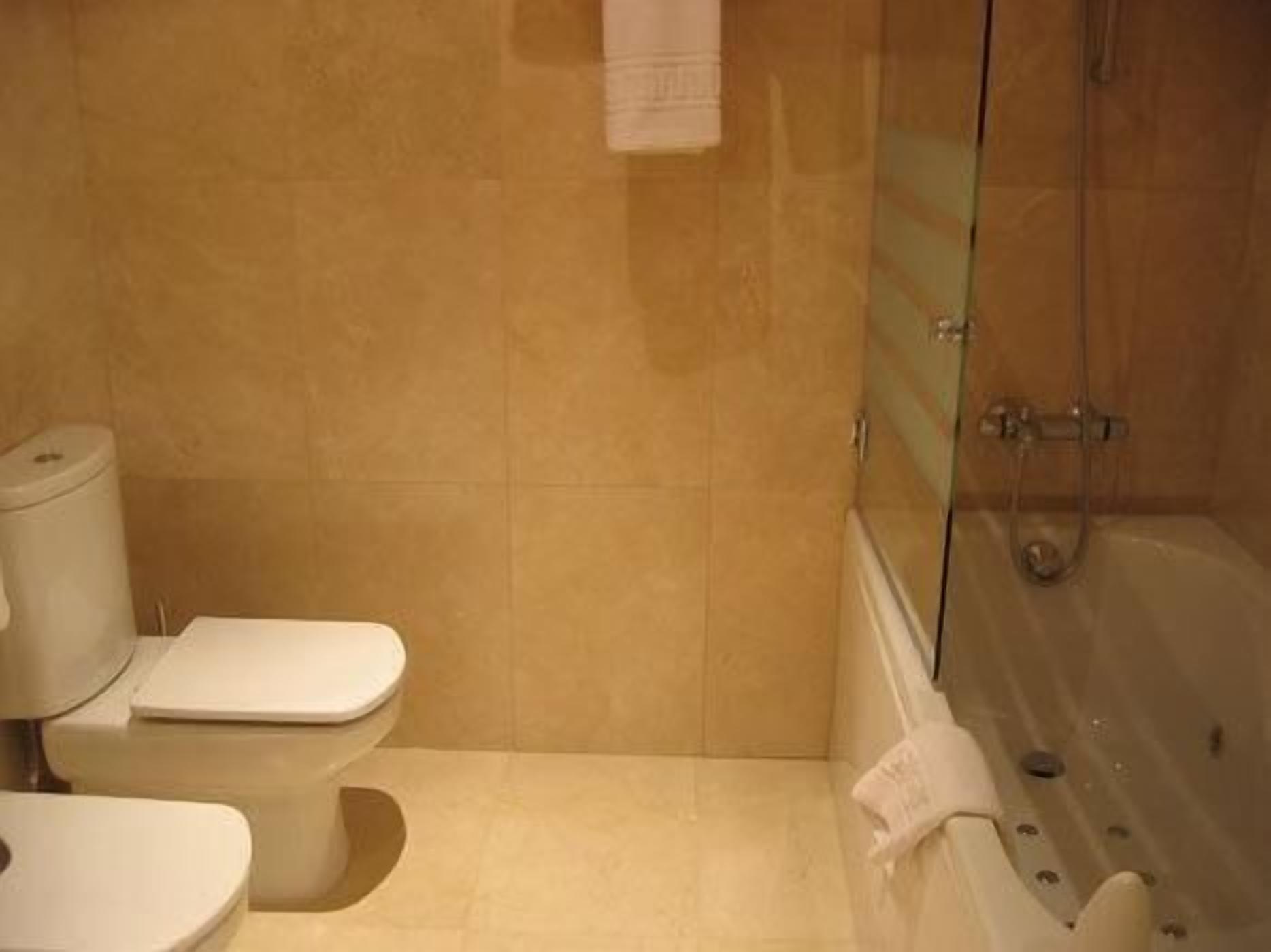 bathtub, free toiletries, hair dryer, towels