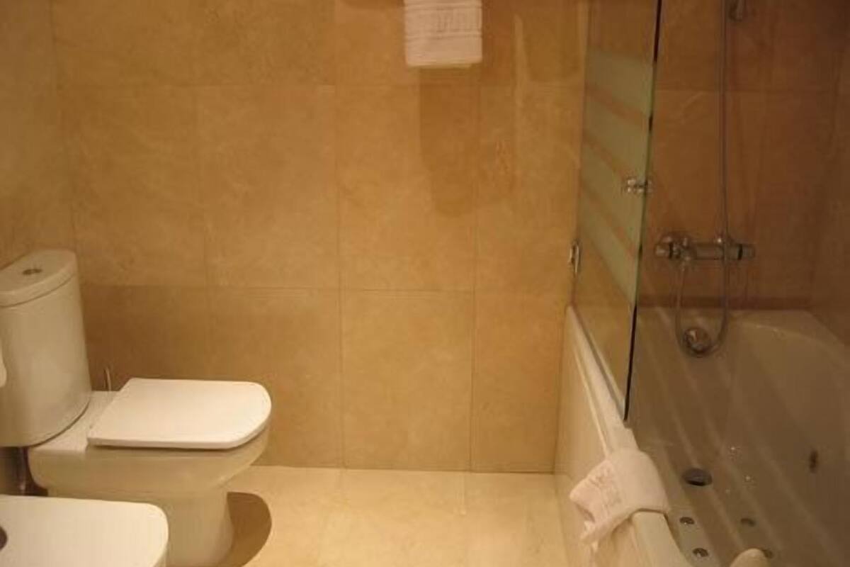 bathtub, free toiletries, hair dryer, towels