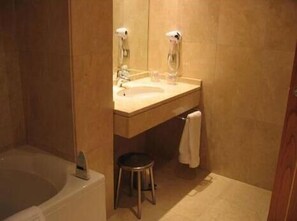 Bathtub, free toiletries, hair dryer, towels - Hotel Doña Urraca (Zamora)
