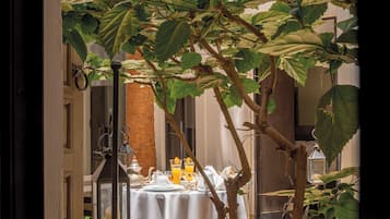 Deluxe suite (Leale) | Een kluis op de kamer, individueel gedecoreerd, individueel gemeubileerd