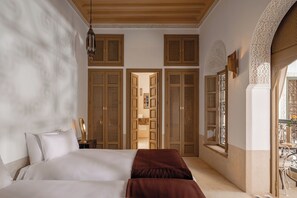 Caja de seguridad en la habitación y decoración personalizada