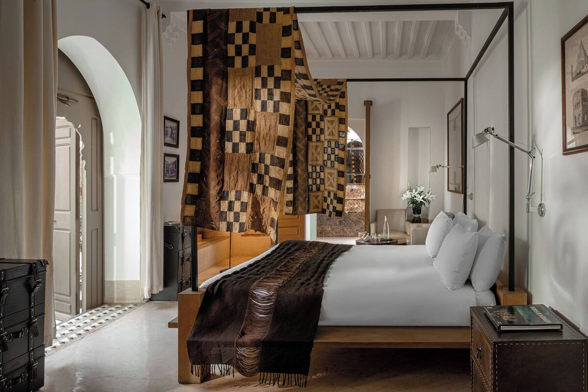 Deluxe Suite (Nefelibata) | 1 bedroom, in-room safe, blackout drapes, iron/ironing board