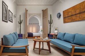 Caja de seguridad en la habitación y decoración personalizada 