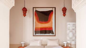 Una habitación de hotel con una cama, dos mesitas de noche y una obra de arte colgada en la pared.