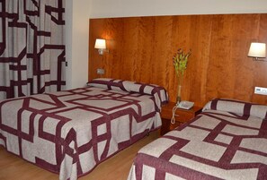 Double or Twin Room | Desk, soundproofing, free WiFi, bed sheets - Hotel Jarama (Zamora)