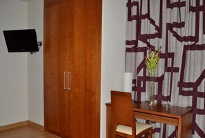 Kamer, 1 twee- of 2 eenpersoonsbedden | Een bureau, geluiddichte muren, gratis wifi, beddengoed