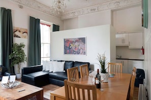 Apartamento, 1 quarto | Área de estar | TV LCD