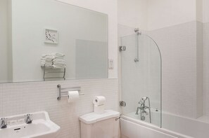 Apartment, 1 Bedroom | Bathroom | Combined shower/bathtub, free toiletries, hair dryer - Metrostays - O'Connell Street 84-1 (Dublin)