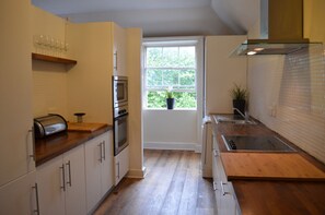 Apartment, 3 Bedrooms | Private kitchen | Full-sized fridge, microwave, oven, stovetop - Metrostays - O'Connell Street 85-3 (Dublin)