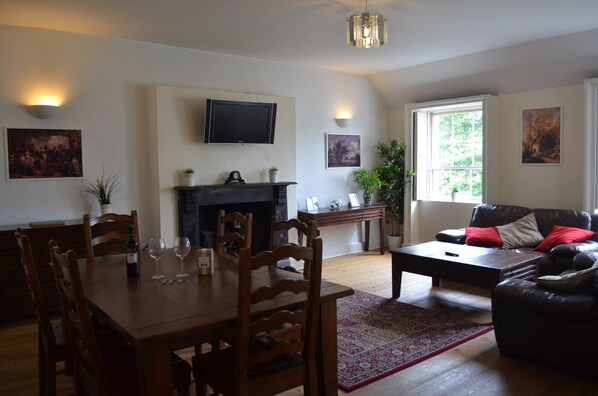 Apartment, 3 Bedrooms | Living room | LCD TV - Metrostays - O'Connell Street 85-3 (Dublin)