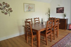 Apartment, 3 Bedrooms | In-room dining