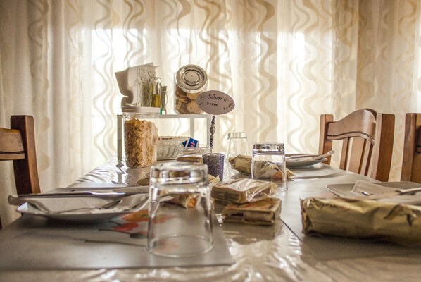 Free daily buffet breakfast  - B&B Airport Venice Diego (Mestre)