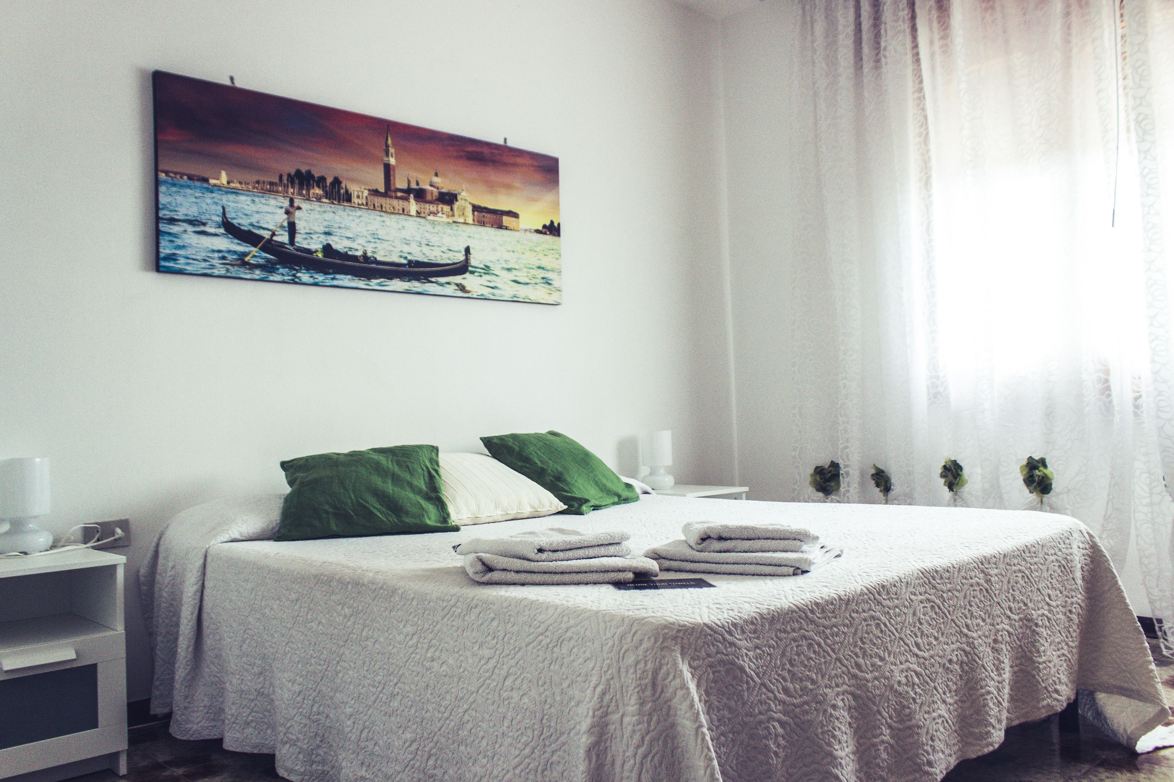 Bureau, fer et planche à repasser, Wi-Fi gratuit, draps fournis