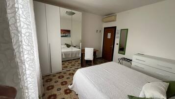 Standard-Doppelzimmer, Gemeinschaftsbad | Schreibtisch, Bügeleisen/Bügelbrett, kostenloses WLAN, Bettwäsche