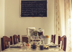 Café da manhã com buffet grátis todos os dias