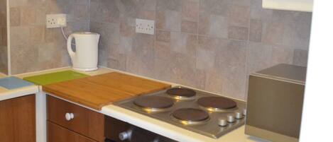 Appartement, 2 chambres | Cuisine privée | Grand réfrigérateur, micro-ondes, four, plaque de cuisson