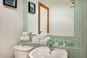 Apartment, 2 Schlafzimmer | Badezimmer | Duschwanne, kostenlose Toilettenartikel, Haartrockner