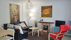 Leilighet, 2 soverom | Oppholdsrom | LCD-TV