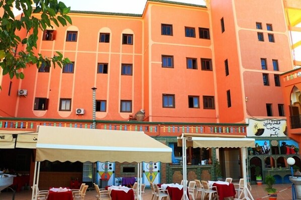 Frühstück, Mittagessen, Abendessen, lokale und internationale Küche