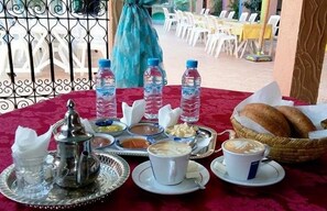 Se sirven desayunos, almuerzos y cenas; cocina local e internacional