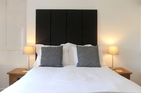 Sábanas de algodón egipcio, escritorio, wifi gratis y ropa de cama