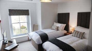 Habitación superior con 2 camas individuales (No Pets) | Sábanas de algodón egipcio, escritorio, wifi gratis y ropa de cama