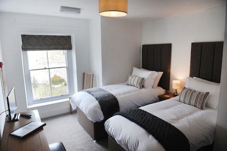 Habitación superior con 2 camas individuales (No Pets) | Sábanas de algodón egipcio, escritorio, wifi gratis y ropa de cama. Ty Helyg Guest House