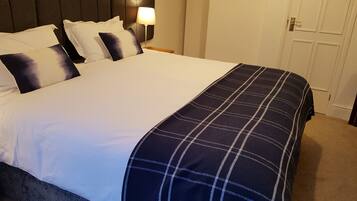 Doppel- oder Zweibettzimmer (Superking/Large Twin) | Bettwäsche aus ägyptischer Baumwolle, Schreibtisch, kostenloses WLAN