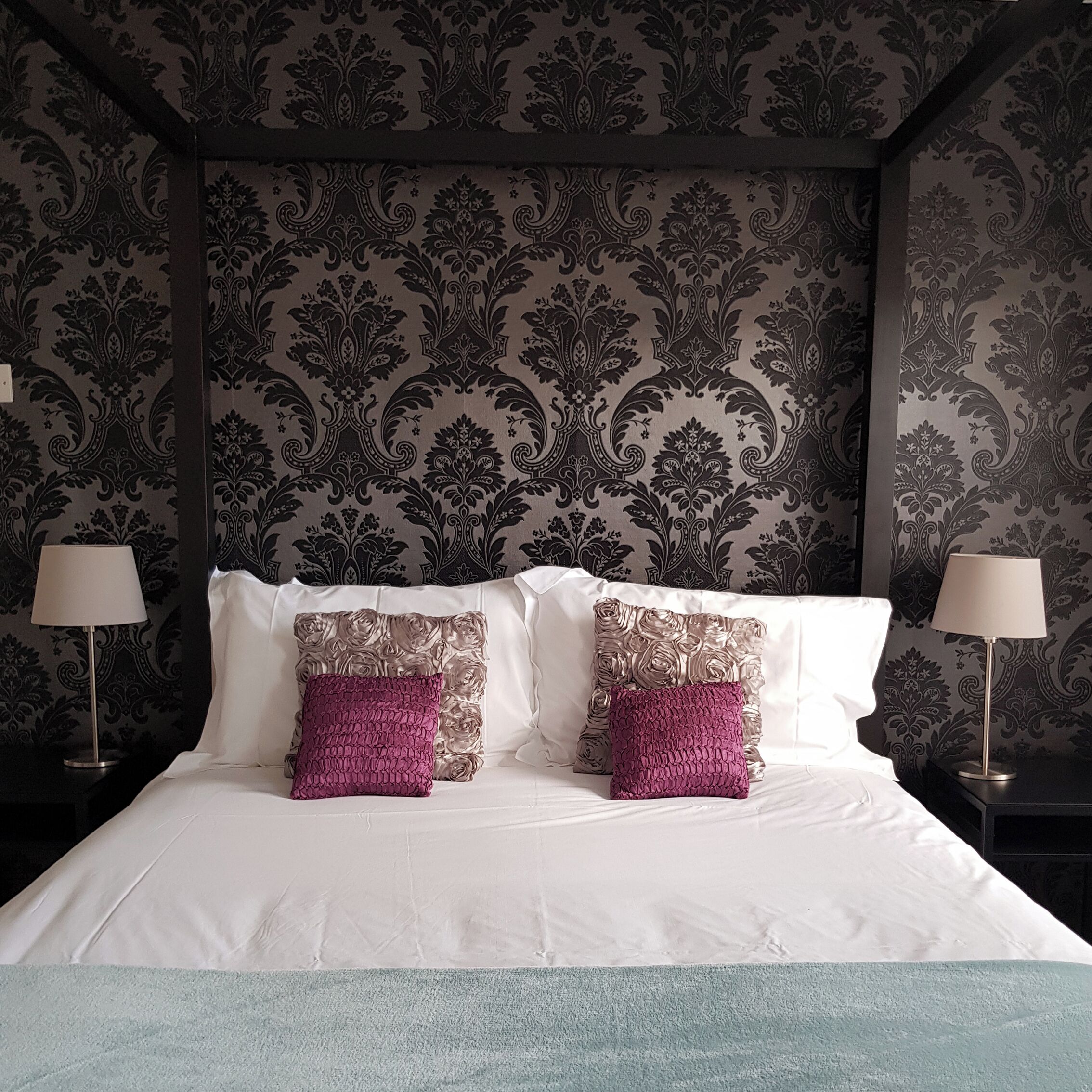 Egyptian cotton sheets, desk, free WiFi, bed sheets