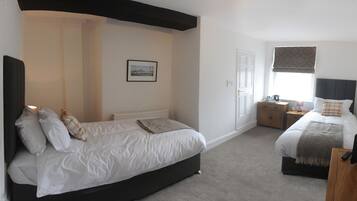 Habitación estándar con 2 camas individuales (No Pets) | Sábanas de algodón egipcio, escritorio, wifi gratis y ropa de cama