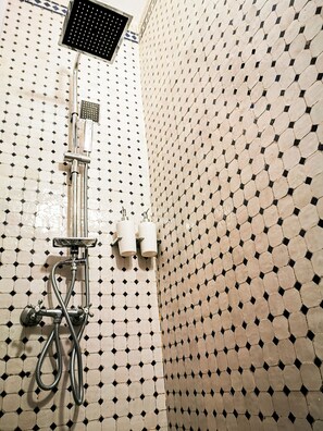 Room (Casablanca) | Bathroom | Shower, free toiletries, hair dryer, towels