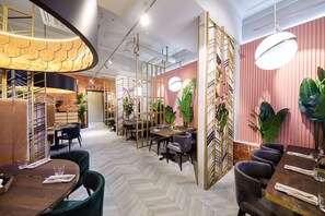 Breakfast, lunch, dinner served; local cuisine  - Hotel Tsentralnaya (Bryansk)