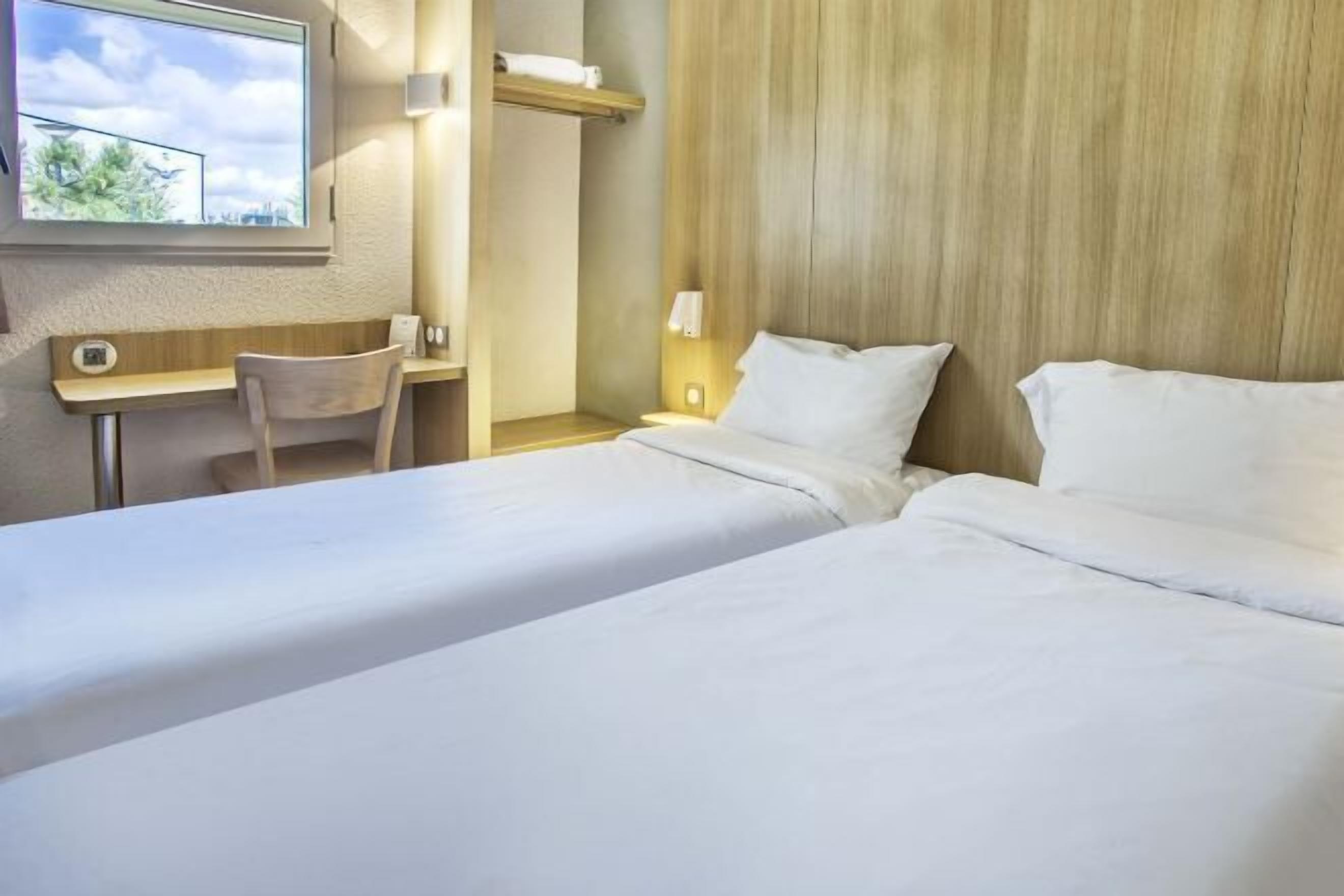 Desk, soundproofing, free WiFi, bed sheets