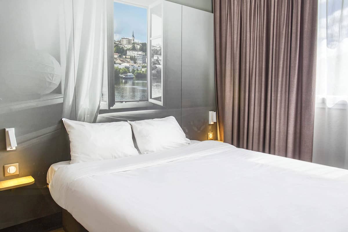 1 bedroom, desk, soundproofing, free wifi