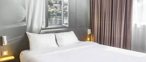 Desk, soundproofing, free WiFi, bed sheets