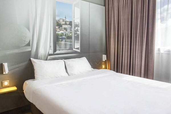 Desk, soundproofing, WiFi (free), bed sheets