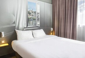 Escritorio, sistema de insonorización, wifi gratis y ropa de cama 