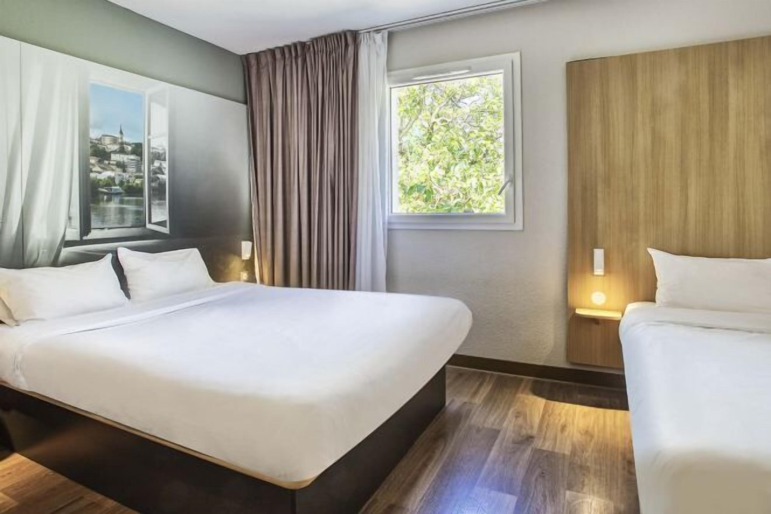 Desk, soundproofing, free WiFi, bed sheets