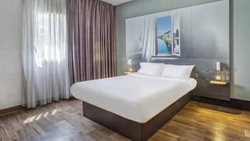 Standaard tweepersoonskamer, toegankelijk voor rolstoelgebruikers, niet-roken | Een bureau, geluiddichte muren, gratis wifi, beddengoed