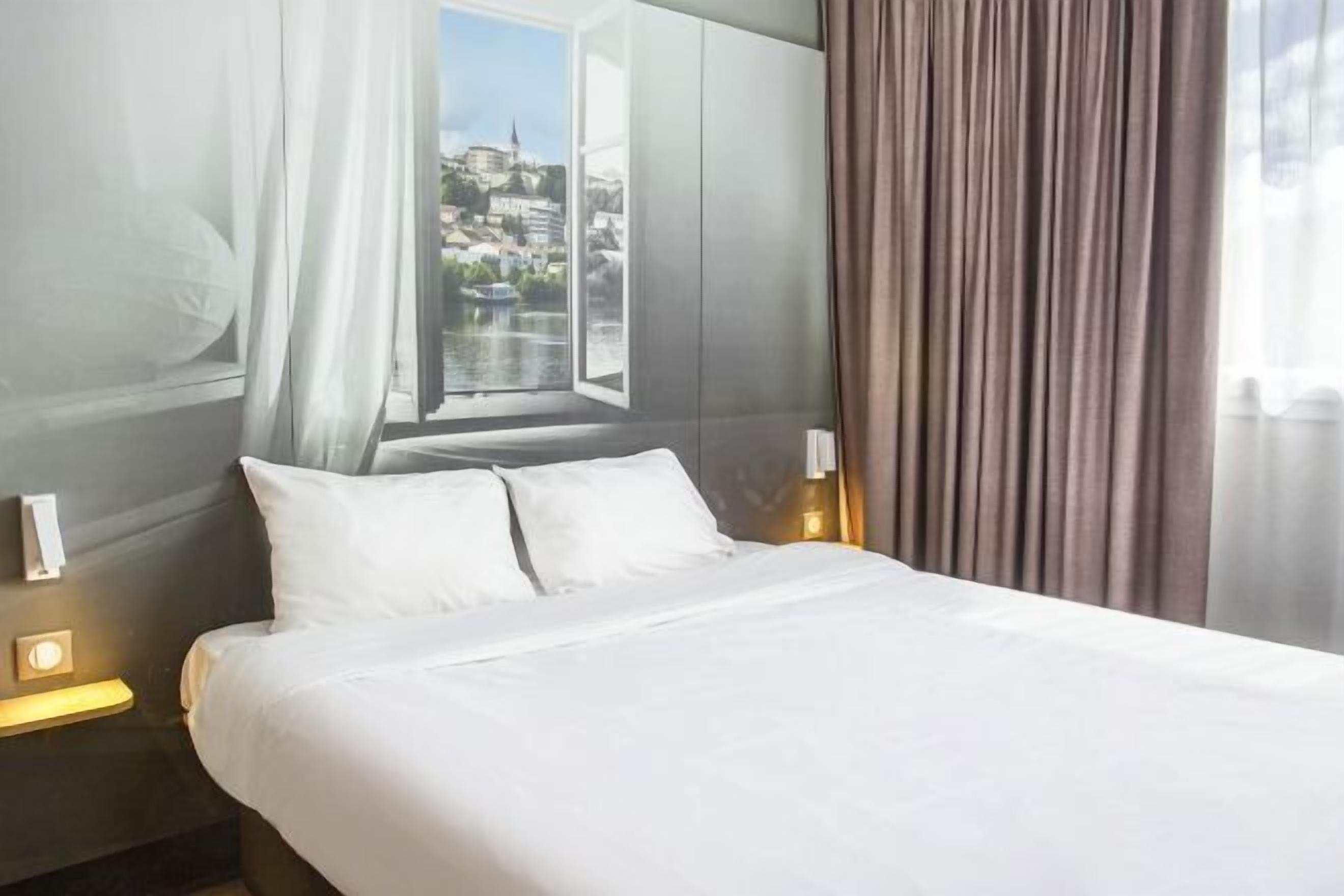Desk, soundproofing, free WiFi, bed sheets