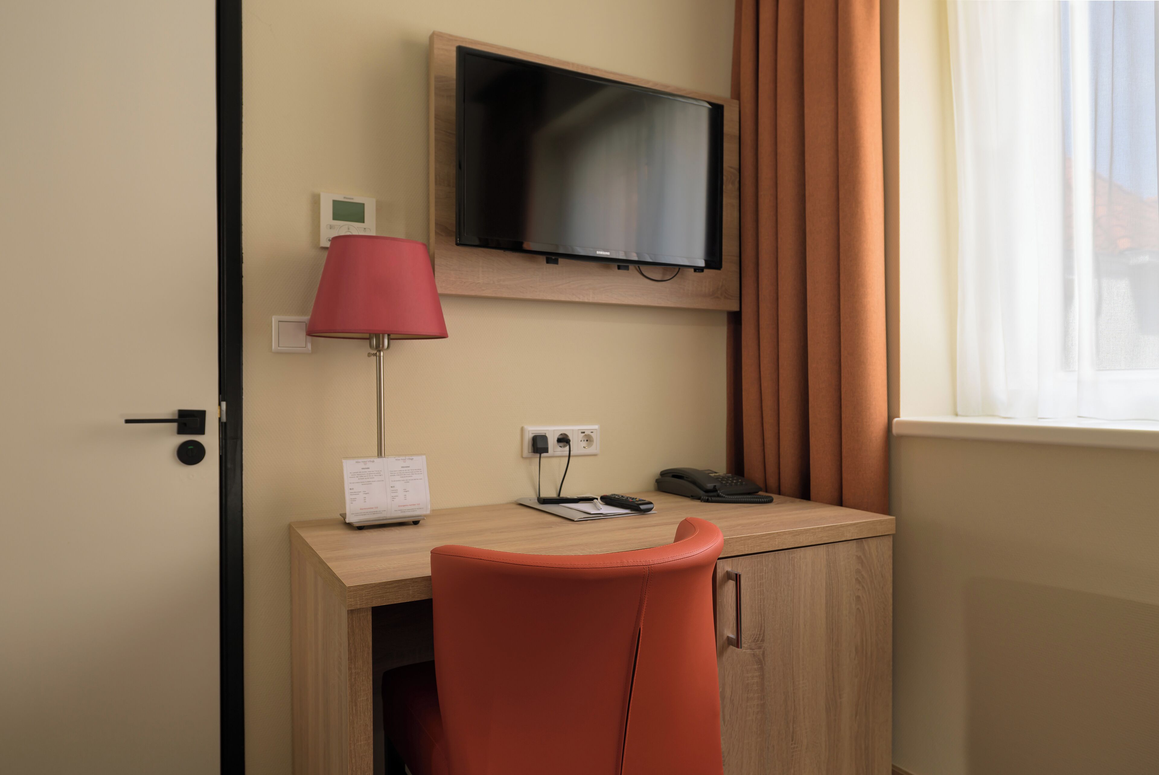 Een bureau, gratis wifi, beddengoed