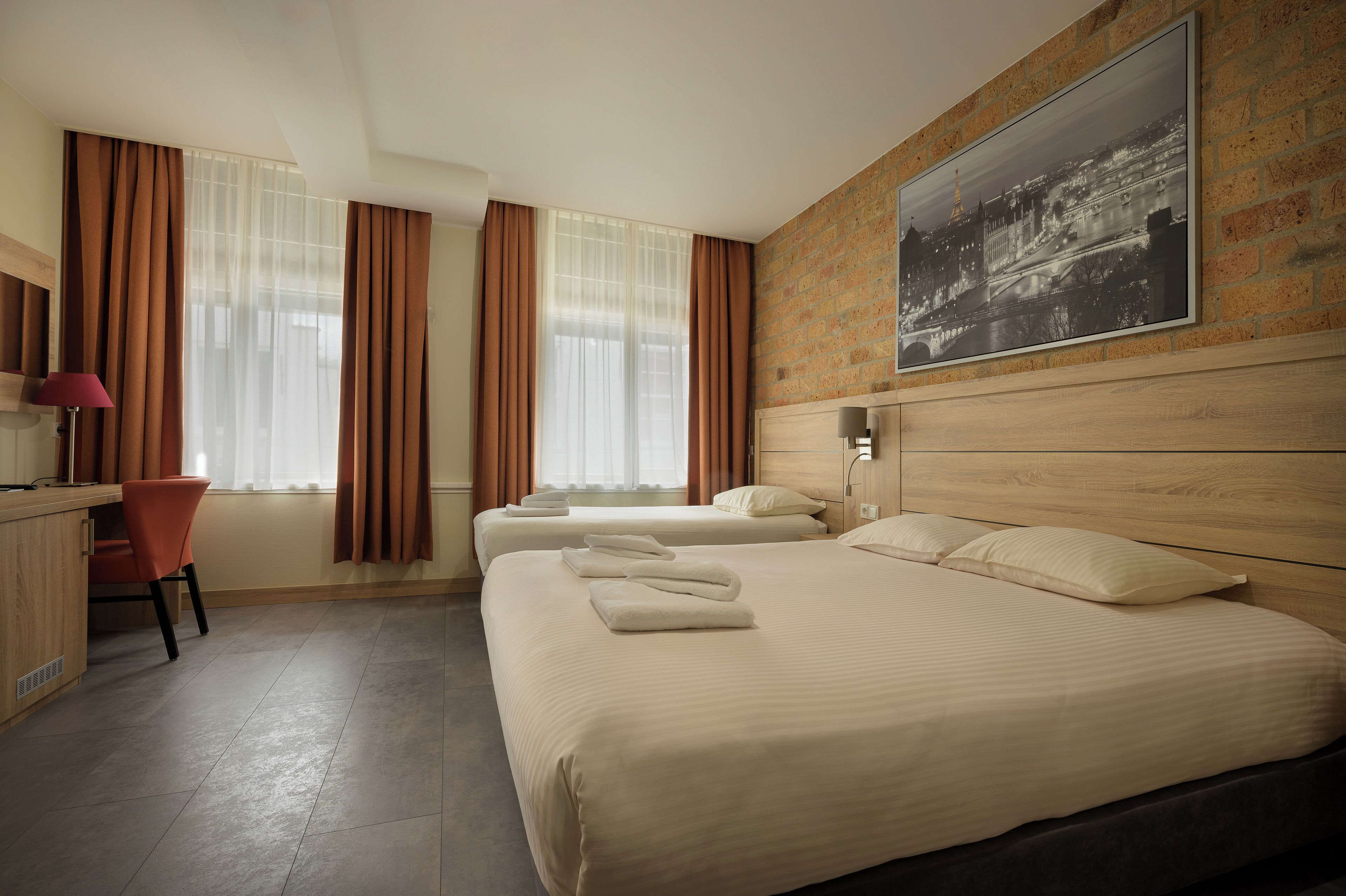 舒适三人房 | 办公桌、免费 WiFi、床单