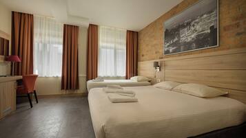 Comfort-Dreibettzimmer | Schreibtisch, kostenloses WLAN, Bettwäsche