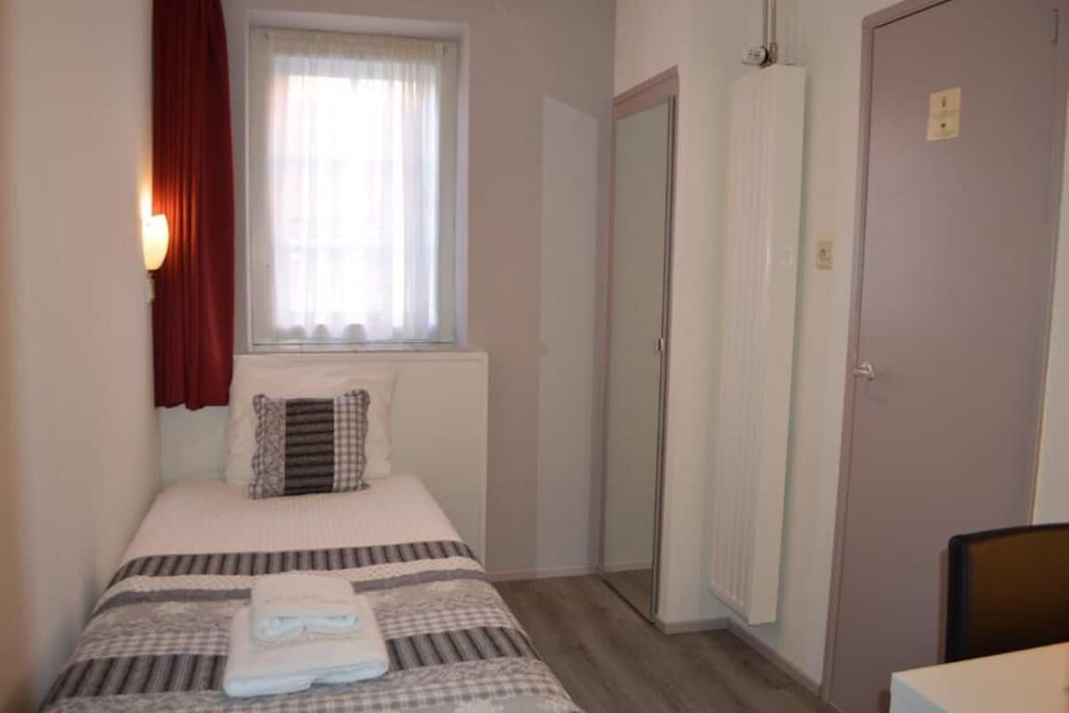 Economy Single Room | Desk, free WiFi, bed sheets