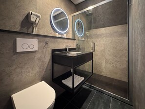Comfort Triple Room | Bathroom | Hair dryer, soap, shampoo, toilet paper - Atlas Hotel Village (Brielle)