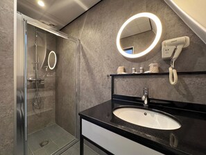 Standard Double Room | Bathroom | Hair dryer, soap, shampoo, toilet paper - Atlas Hotel Village (Brielle)